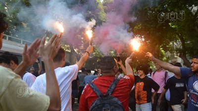 قطار امتحانات الثانوية العامة 2023 يصل محطته الأخيرة.. ولية أمر تستقبل ابنتها بلافتة «الحرب انتهت».. والرقص على أغنية سطلانة والشماريخ أبرز مظاهر الاحتفال (فيديو)