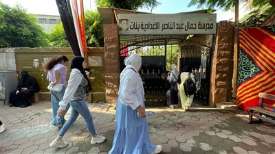 لحظة دخول طلاب الثانوية العامة إلى اللجان لأداء امتحانات الأحياء والفلسفة والجبر (فيديو وصور)