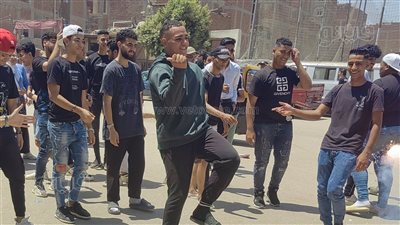 بالثلج والشماريخ، طلاب الثانوية العامة بأسيوط يحتفلون بانتهاء الامتحانات (فيديو) 