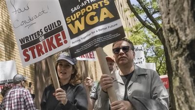 فشل مفاوضات نجوم هوليوود وتحالف المنتجين.. إضراب الممثلين والكتاب لأول مرة منذ 60 عاما.. وتوقف صناعة السينما والتلفزيون بالكامل (فيديو وصور)
