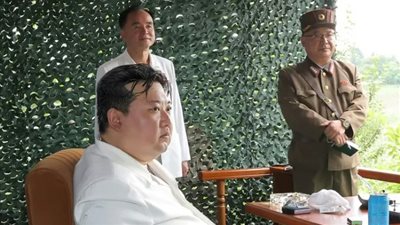 هاتف قابل للطي برفقة الزعيم الكوري يثير التكهنات حول بلد المنشأ (صورة)