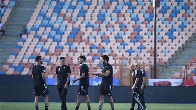 لاعبو الأهلي يعاينون أرضية استاد القاهرة قبل بداية القمة أمام الزمالك (صور) 