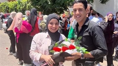  صور شاب يهدي وردا لخطيبته أمام لجنة للثانوية العامة بأسيوط تثير جدلا 