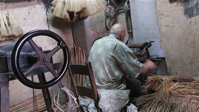 عم محمد صاحب آخر ورشة لصناعة مكانس القش بالإسكندرية: أقاوم الاندثار والمكانس القديمة الأفضل (صور)