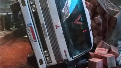 انقلاب سيارة نصف نقل أعلي كوبري الجلاء يتسبب في زحام مرورى(صور) 