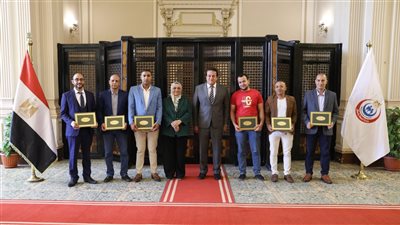 وزير الصحة يكرم طاقم تمريض لأمانتهم والحفاظ على مبلغ مالي بحوزة مريض نفسي