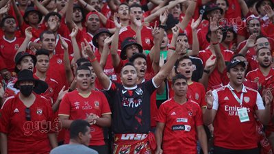 جماهير المارد الأحمر: العب برجولة موت على الكورة وأنت يا أهلي الأسطورة (فيديو)