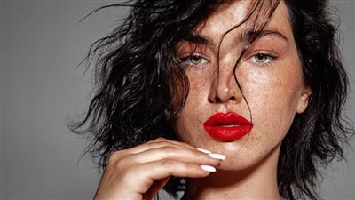 طرق العناية بالبشرة الدهنية طوال فصل الصيف