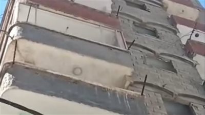 لخطورته على المارة، بدء هدم عقار اللبان المائل في الإسكندرية (صور)