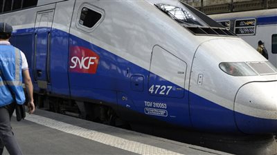 مشاجرة على متن أحد القطارات في فرنسا تنتهي بسيطرة راكب على سلاح شرطي 