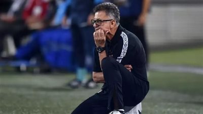 جلسة بين أوسوريو وحمزة المثلوثي قبل انطلاق مباراة الزمالك والشباب السعودي 