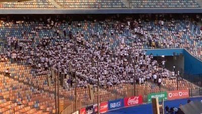جماهير الزمالك تغادر المدرجات وجمهور الأهلي يهتف: مع السلامة مع السلامة (فيديو)
