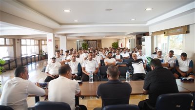 رئيس إنبي يجتمع بالأجهزة الفنية والإدارية والطبية لقطاع الناشئين (صور)