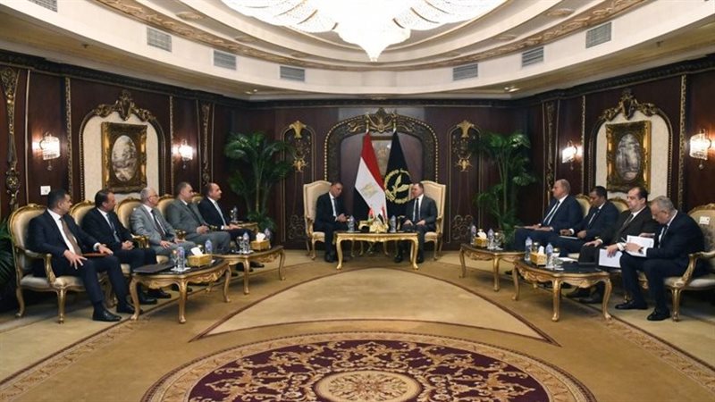وزير الداخلية مع