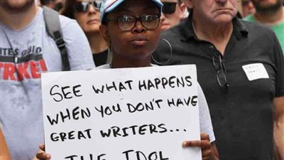 المشاركون في إضراب كتاب هوليوود يسخرون من مسلسل THE IDOL