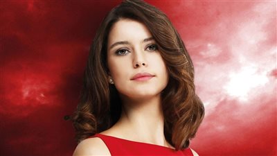 بيرين سات على كرسي متحرك في المطار