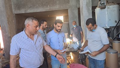 ضبط 30 ألف قطعة كهربائية داخل مصنع بدون ترخيص بالبحيرة (صور)