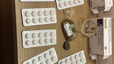 جمارك مطار القاهرة تضبط حشيش ومنظار محظور بحوزة راكبين 