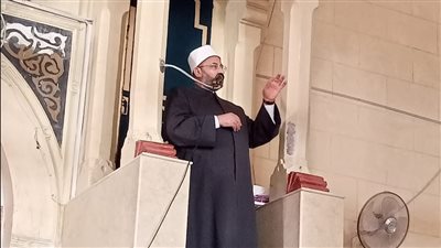 محمود الهواري يلقي خطبة الجمعة بالمسجد الكبير بسيوة (صور)