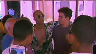 تدافع الجمهور على محمد رمضان بعد أدائه لصلاة الجمعة في الساحل الشمالي (فيديو) 