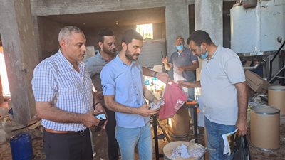 ضبط 30 ألف قطعة كهربائية قيد التجميع داخل مصنع بدون ترخيص بالبحيرة