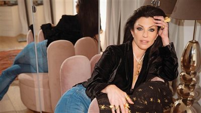 امرأة إسرائيلية تسرق الحضارة المصرية من خلال بعض التصميمات والمجوهرات (صور)