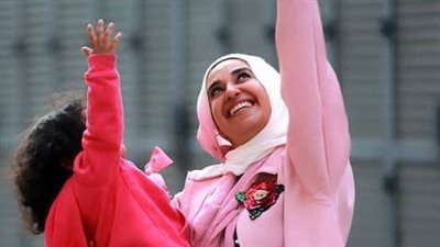 هل للحاضنة العاملة نفس حقوق الأم الطبيعية؟ القانون يجيب 