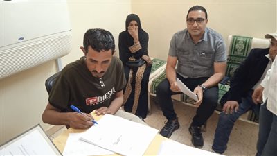 تسليم عقود عمل لذوي الهمم بجنوب سيناء 