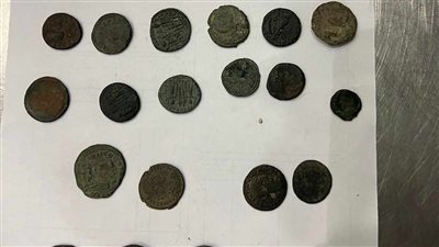 ضبط أجنبي بحوزته 65 عملة من العصور الرومانية والبيزنطية والبطلمية
