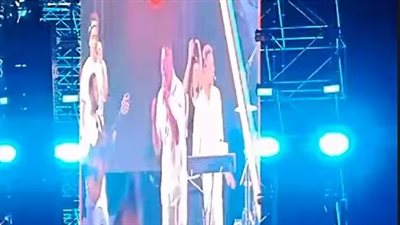 عمرو دياب يشعل الساحل الشمالي بباقة من أغانيه الشهيرة (فيديو وصور)