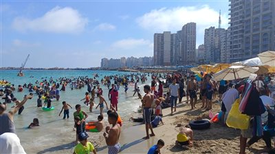إقبال كثيف على شواطئ الإسكندرية لقضاء الإجازات الصيفية (صور) 