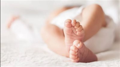 وجدوها بالحبل السري، تفاصيل العثور على طفلة حديثة الولادة داخل قطار الشرقية