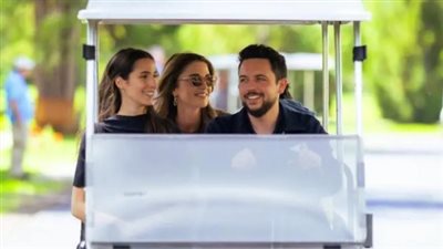 الملكة رانيا تنشر صورة جديدة برفقة ولي عهد الأردن وزوجته الأميرة رجوة