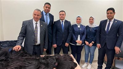 بحوزة مصريين، ضبط محاولتي تهريب 40 خصلة شعر مستعار وماريجوانا بمطار القاهرة (صور) 