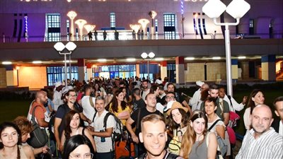 على أنغام التراث الأسواني، الاحتفال بوصول أولى رحلات الشارتر السياحية القادمة من مطار مدريد (صور)