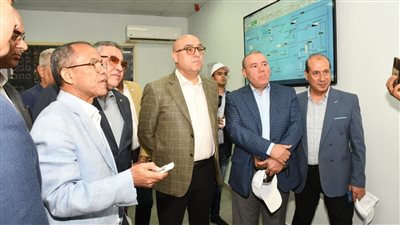 وزير الإسكان ومحافظ البحر الأحمر يتفقدان محطة تحلية اليسر