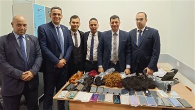 ضبط راكب أجنبي حاول تهريب 31 هاتف محمول وشعر مستعار بمطار القاهرة (صور)