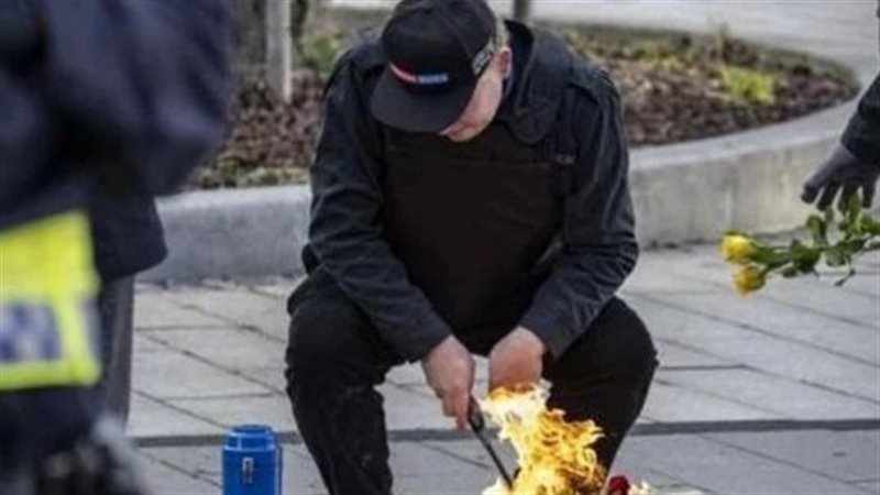 حرق الكتب المقدسة