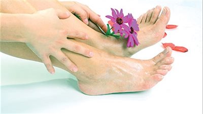 كيف تحافظين على نعومة قدميك بدون كيماويات