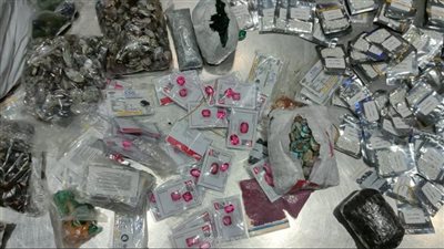 إحباط محاولة تهريب أحجار كريمة ومشغولات فضية بمطار القاهرة
