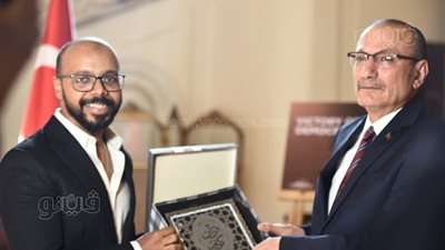 مركز اتخاذ القرار والمعلومات يهدي السفير التركي مصحفا احتفالا بيوم الديمقراطية (صور)