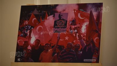  لافتات بذكرى يوم الديمقراطية في منزل السفير التركي (صور)