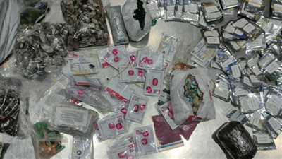 إحباط محاولة تهريب 940  عبوة مستحضرات تجميل في مطار القاهرة