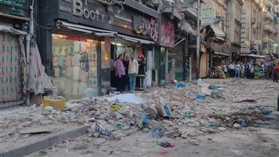 إصابة 8 أشخاص بسبب سقوط أجزاء من عقار بالإسكندرية (فيديو وصور)