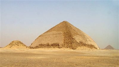 الآثار توضح حقيقة سقوط أحجار من الهرم المنحني بدهشور