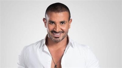 أحمد سعد يؤذن في أذن مولودته الجديدة داخل غرفة العمليات (فيديو) 