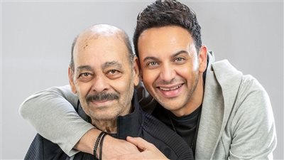 مصطفى قمر ينشر صور للمرة الأولى تجمعه بوالده 