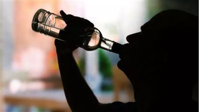 تفسير رؤية شخص يشرب الخمر في المنام وعلاقتها بتحذير من خسارة محتملة 
