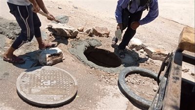 رئيس مياه القناة يناشد المواطنين بسرعة الإبلاغ عن حالات سرقة أغطية البالوعات (صور) 