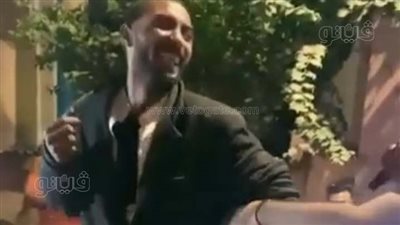 جبر الخواطر على الله، شاب بسيط يرقص خارج فرح شعبي بالمنيا، والفرقة الشعبية تستضيفه في فقرة فنية (فيديو)
